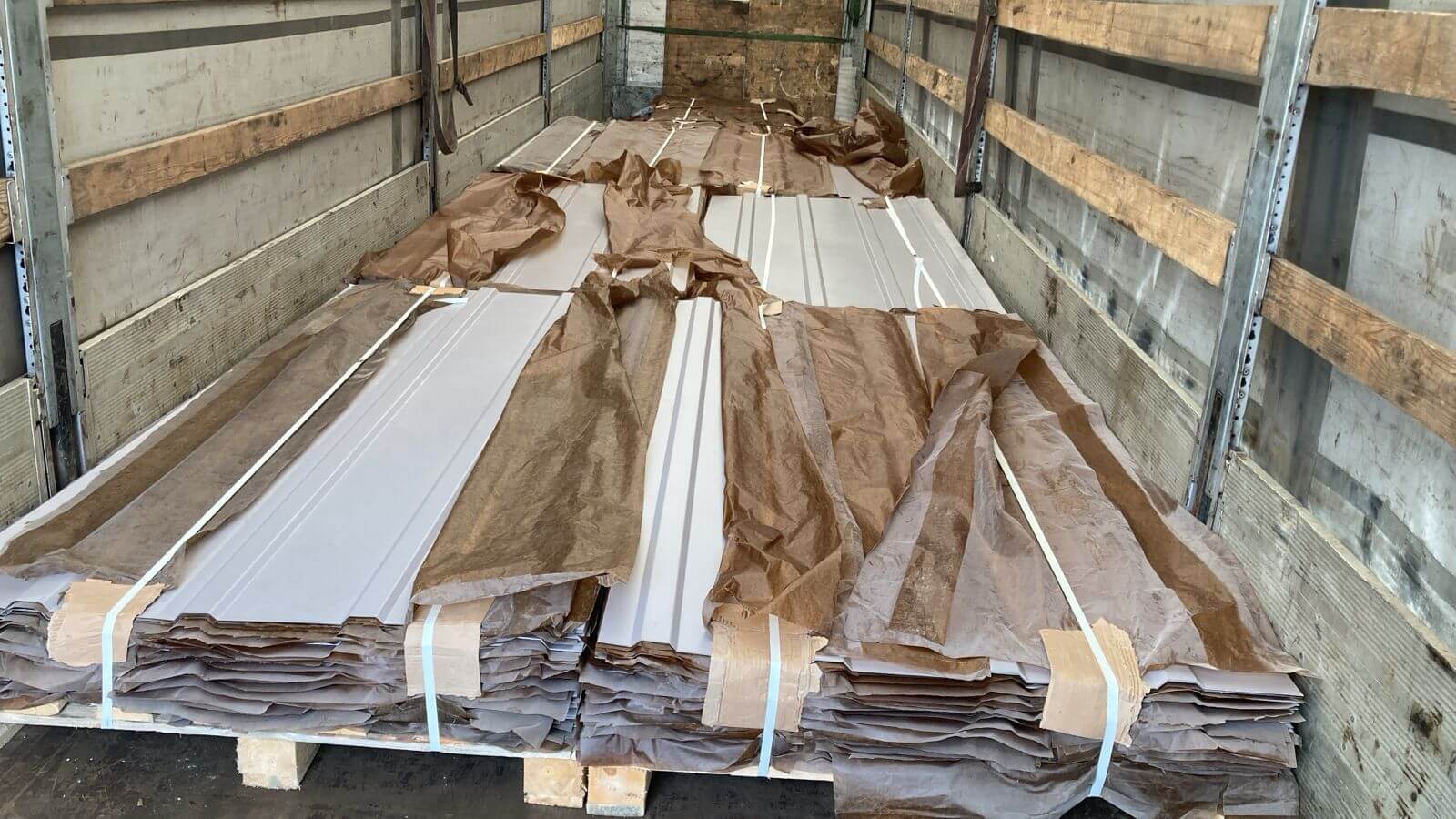 Листы гофрированные для обшивки вагонов, одноцветные фото 2